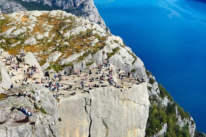 Crop of the clifftop at JPEG quality 90, sharp people and smooth water with no visible artifacts